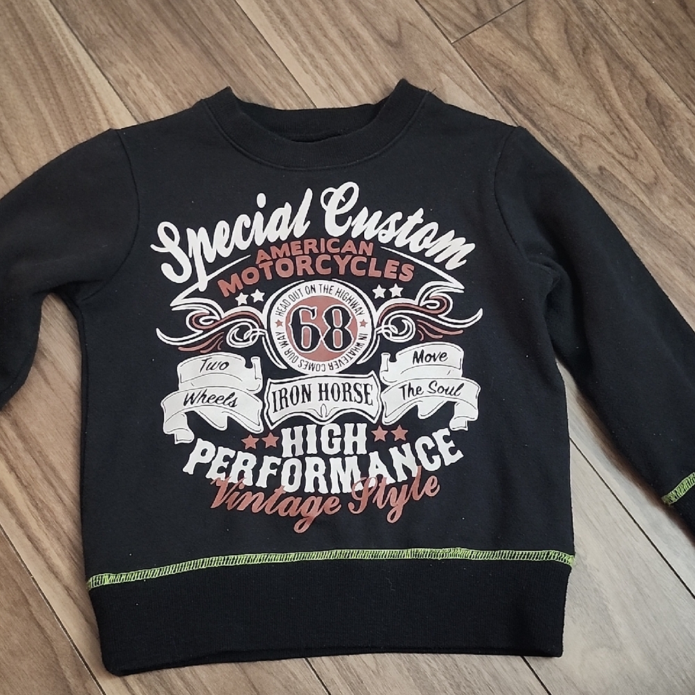4/$20💚 Black Graphic Sweatshirt with Vintage Motorcycle Design